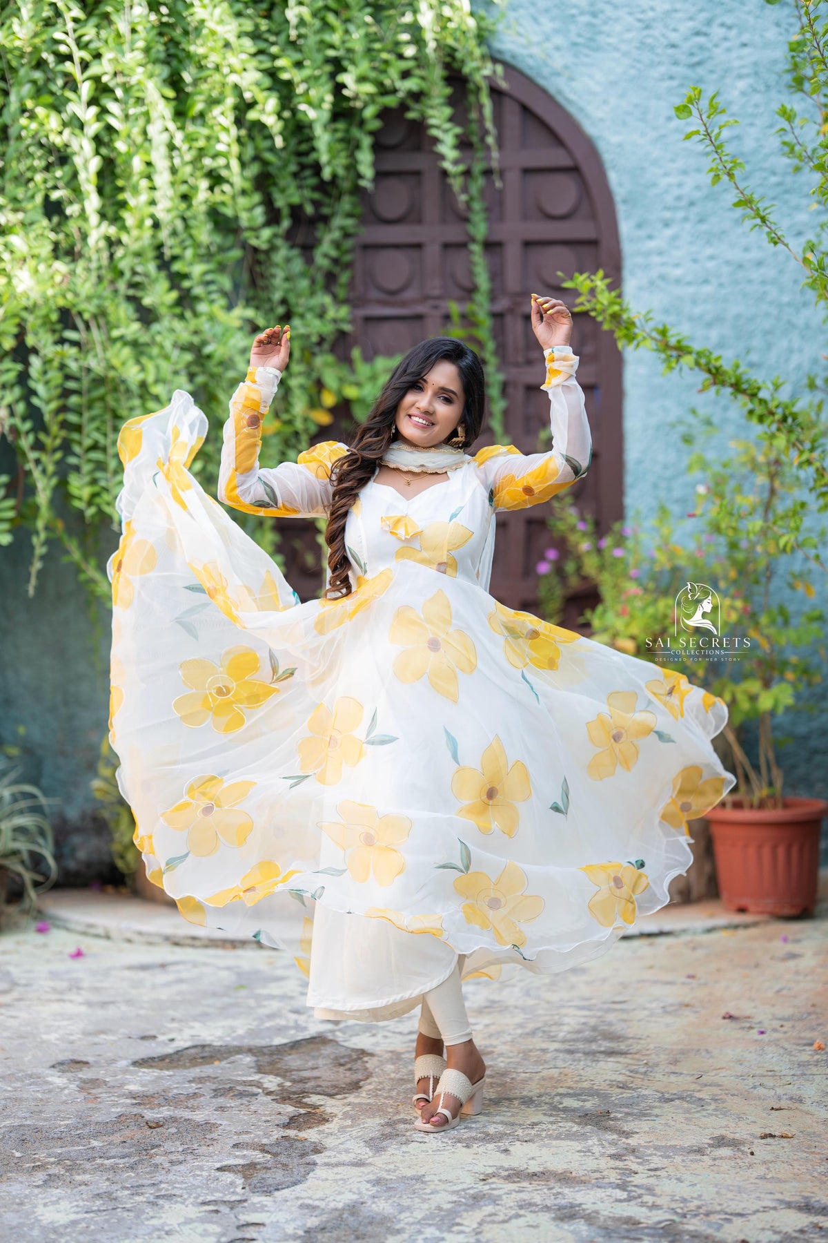 Sai Secrets Collections Women's  Anarkali - Pavazhamali MATERIAL-FOIL PRINTED ORGANZA - White.